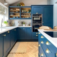 Armoires de cuisine de style shaker bleu marine, ensemble d'armoires modulaires complètes avec quincaillerie en laiton, portes vitrées et grand îlot central