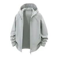 Veste softshell noire à manches raglan, coupe-vent à capuche, poches zippées discrètes, poignets fuselés, coupe décontractée