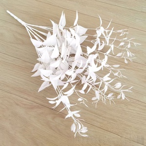 15 plantes vertes artificielles avec des fleurs de chèvrefeuille pour la décoration du salon et les bonsaïs d'intérieur - Product Image 2