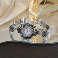 Nouvelle montre élégante rétro pour femme avec diamants colorés, ensemble complet, bracelet en acier non réglable, boîtier en alliage, style charmant