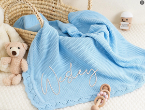 Couverture <span class=keywords><strong>de</strong></span> bébé tricotée personnalisable plusieurs couleurs broderie <span class=keywords><strong>de</strong></span> nom personnalisé bord <span class=keywords><strong>de</strong></span> <span class=keywords><strong>crochet</strong></span> doux pour l'utilisation <span class=keywords><strong>de</strong></span> berceau <span class=keywords><strong>de</strong></span> pépinière <span class=keywords><strong>de</strong></span> nouveau-né - Product Image 3