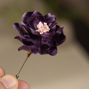 Broche en velours représentant une fleur, un nouveau modèle original fait main, fleur violette, élégante et sophistiquée, pour cheongsam. - Product Image 1