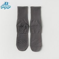 Vente en gros de chaussettes de sport antidérapantes en coton pour femmes, sans couture, absorbant la sueur et désodorisant les chaussettes de fitness