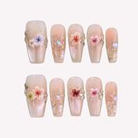 Ongles en acrylique à pression en forme d'amande, motif floral brodé pailleté nude, motif vert French Tip, options de logo personnalisables