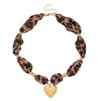 2025 européen américain Sexy léopard soie écharpe coeur pendentif en acier inoxydable collier Non-Fading Design clavicule chaîne en gros