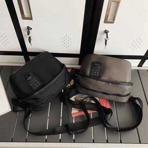 วีพาวเวอร์กระเป๋าคาดหน้าอกผู้ชาย กระเป๋าสะพายข้างไนลอน สีดำ สีเทา สีน้ำตาล สีทึบ แฟชั่นการเดินทางเพื่อการพักผ่อน ฤดูหนาว 2023 - Product Image 1