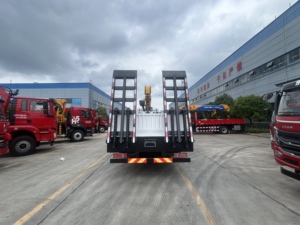 Camion de <span class=keywords><strong>transport</strong></span> à plateau plat avec <span class=keywords><strong>grue</strong></span> montée sur camion 6x4 12 tonnes CLW avec rampes de chargement pour excavatrice - Product Image 4