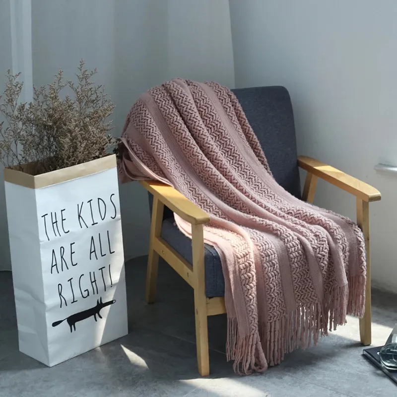 Coperta da tiro per divano grigio da viaggio in Hotel nordico lavorato a maglia con coperta per Hotel con nappe