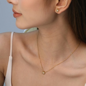 <span class=keywords><strong>ชุด</strong></span>เครื่องประดับสแตนเลสสตีลชุบทอง 18K ประดับเพชรซิร์คอนรูปดาว ดีไซน์เรียบง่าย สร้อยคอจี้รูปปลาดาวพร้อมต่างหูสำหรับผู้หญิง - Product Image 2