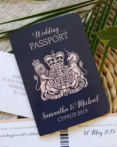 Cheap Custom Navy Blue Passport Destino Casamento Convites e cartões de convite passaporte personalizado com código QR