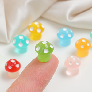 Precio al por mayor: Adornos de resina Kawaii con diseño de setas 3D para jardín de hadas, miniaturas de comida, dijes y modelos decorativos. - Product Image 2