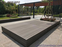 Planches de terrasse en bois composite WPC moderne à grain de bois pour jardin extérieur piscine