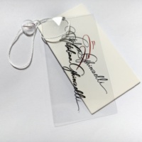 Étiquettes suspendues pour vêtements de luxe, impression de marques, étiquettes en papier gaufré, étiquettes personnalisées pour vêtements de marque avec logo