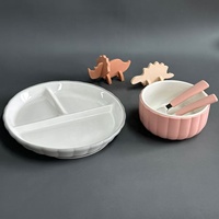 Assiette en céramique de haute qualité à 3 divisions avec couvercle d'aspiration en silicone Assiette en céramique mignonne