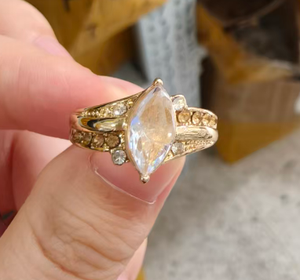Anello con Pietra Marquise Bicolore, Gioiello da Dito Semplice e alla Moda per Donne in Lega - Product Image 1
