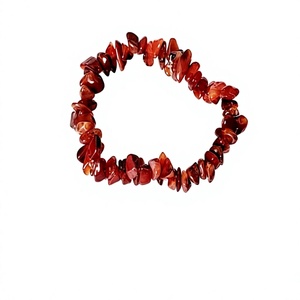 Bracelet artisanal en pierres naturelles, thème amour, avec éclats d'agate cornaline rouge, pour la guérison par les cristaux, la méditation et le Reiki, Gujarat - Product Image 1