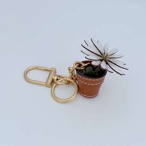 Llavero de Cuero con Diseño de Maceta de Margaritas, Encantador Adorno Delicado para Bolsos, Regalo Fresco para Ella - Product Image 3