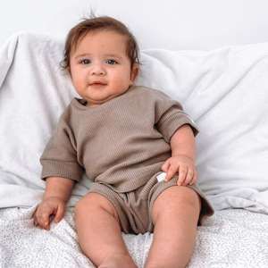 Ensemble de vêtements personnalisés pour bébé garçon et bébé fille, ensemble décontracté uni à manches courtes en tissu gaufré, vêtements d'été unisexes pour bébé avec étiquette - Product Image 5