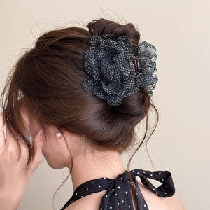 Nouvelle pince à cheveux requin style rétro français gris en tissu maillé avec fleur perlée pour femme, pince à cheveux florale douce - Product Image 5