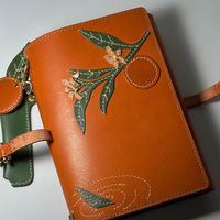 Pochette de luxe rectangulaire de créateur, style rétro, rouge foncé vif, avec logo personnalisé, fermeture à sangle frontale, type couverture de livre