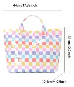 Sac fourre-tout imperméable à carreaux brillant pour femmes, sac de plage coloré à motif damier, facile à nettoyer, idéal pour les vacances d'été à la piscine et le shopping - Product Image 4