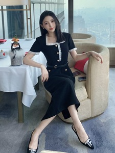 Nouvelles arrivées Seven Color Printemps-Été 2026 : Nouvelle <span class=keywords><strong>robe</strong></span> longue noire à manches courtes, col carré et patchwork de <span class=keywords><strong>dentelle</strong></span> - Product Image 1