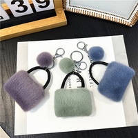 Mini sac à main de luxe en peluche douce avec pompon, breloque décorative en fausse fourrure, pendentif pour sac à dos, cadeau pour femme
