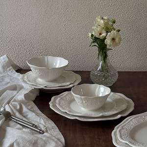 Assiette de dîner en porcelaine à dentelle gaufrée de style vintage français, motif floral élégant pour mariage de luxe, restaurant gastronomique - Product Image 3