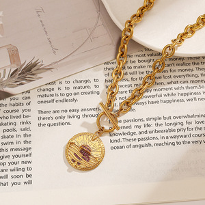 Collar con Colgante Redondo Dorado con Zirconia Roja Engastada, Cierre OT, Estilo Europeo, Joyería de Regalo - Product Image 1