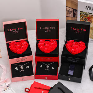 Portagioie con fiori di sapone - Product Image 1