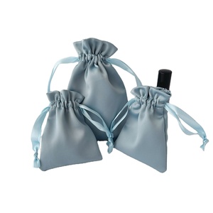 Pochette en satin bleu clair avec cordon de serrage, sac cadeau en satin de soie personnalisé avec logo pour bijoux, cosmétiques, parfums, miroirs, emballage et rangement anti-poussière - Product Image 1