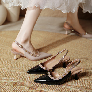 Sandales élégantes à bout pointu et talon moyen avec bride arrière décorée d'une boucle en cuir verni pour femmes - Product Image 1