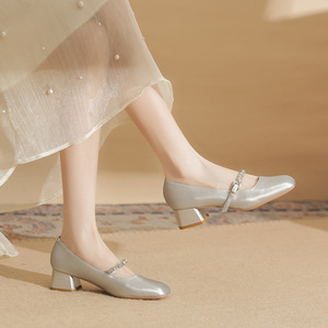 Zapatos de tacón alto plateados para mujer, ideales para fiestas y bodas elegantes. Diseño plano que proporciona una sensación cómoda. - Product Image 6