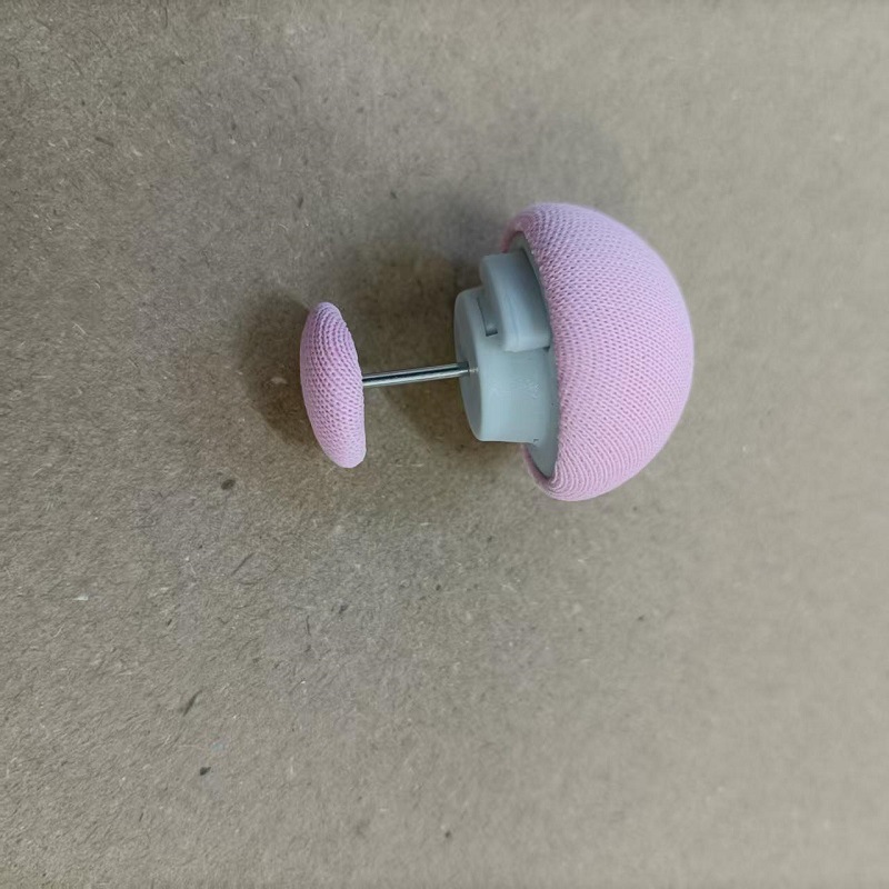 Bouton champignon rose avec épingle en tissu simple et aiguille en acier