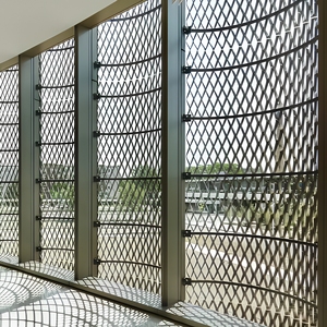Paravent extérieur moderne en maille d'aluminium, largeur 70 pouces+, revêtement poudré anti-corrosion - Product Image 1