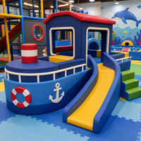Équipement de terrain de jeu intérieur sur le thème des pirates, bateau pirate personnalisé, ensemble de jeux souples en forme de croiseur pour café, fête, événement