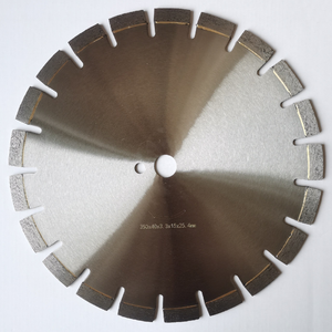Lame de scie segmentée de 14 pouces (350 mm) de qualité industrielle, soudée au laser et à haute fréquence, pour la découpe du béton, de l'asphalte et des pavés - Product Image 4