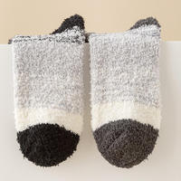 Vente en gros de pantoufles d'hiver colorées mignonnes chaudes douillettes personnalisées thermiques moelleuses épaisses unisexes pour hommes chaussettes floues pour la maison