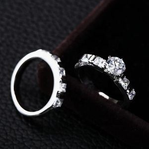 แหวนคู่หมั้นเพชรสวยงามประดับทองคำขาว 18K พร้อมแหวนคู่สแตนเลสสตีลสุดหรูสำหรับเป็นของขวัญ - Product Image 5