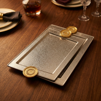 Plateau de service rectangulaire en métal de luxe avec poignées décoratives dorées pour la table, la décoration intérieure et les réceptions