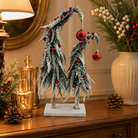 Mini sapin de Noël courbé floqué avec boules rouges et baies, décoration de bureau pour les fêtes, accent décoratif pour la maison effet neige
