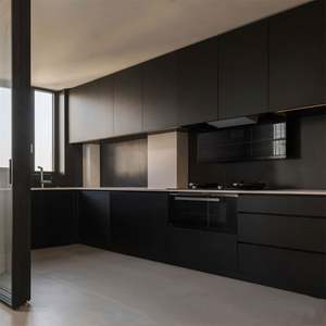 Cuisine moderne haut de gamme ultra noire, design complet, îlot de cuisine de luxe, armoires de cuisine complètes en bois - Product Image 3