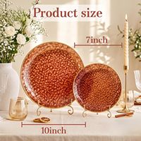 60 Assiettes jetables en plastique marron ambré clair sans BPA, à bord doré martelé, 30 assiettes à dessert roses et 30 assiettes à dîner dorées pour fête