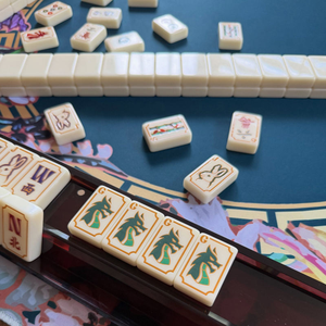 Juego de Mahjong Americano de Lujo Personalizado Sunday Hummingbird Turmeric Butterscotch, con 160 Fichas de Acrílico Grabadas y Tapetes - Product Image 5