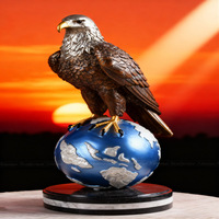 Sculpture d'aigle en bronze faite à la main avec base de globe pour décoration de bureau cadeau d'affaires symbolisant le leadership de la vision mondiale