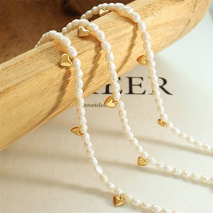 Collier de luxe avec pendentif cœur plaqué or 18 carats et chaîne de perles - Product Image 5