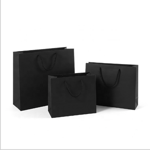 Sacchetti di carta Kraft riciclabili con il proprio Logo Custom regalo abbigliamento <span class=keywords><strong>imballaggio</strong></span> sacchetto di carta per la spesa nero cartone stampa a caldo - Product Image 2