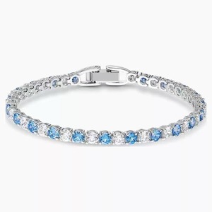 <span class=keywords><strong>Bracelet</strong></span> tennis pour <span class=keywords><strong>femme</strong></span>, entièrement orné de cristaux brillants, <span class=keywords><strong>en</strong></span> alliage plaqué <span class=keywords><strong>argent</strong></span>, avec maillons <span class=keywords><strong>en</strong></span> strass, bijoux de luxe pour le quotidien et les mariages, vente <span class=keywords><strong>en</strong></span> gros - Product Image 3