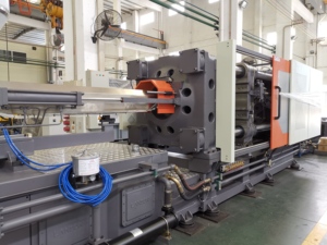 Máquina de moldeo por inyección de plástico, precio bajo, 65 toneladas, fabricación de cubiertas móviles - Product Image 6