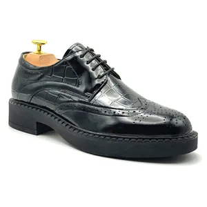 Zapatos de vestir de cuero negro brillante personalizados de lujo para hombres zapato de cuero genuino suela alta de goma